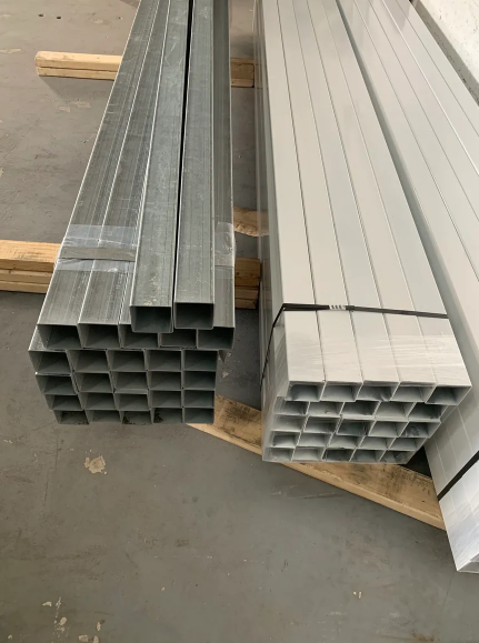 Poste Metálico Blanco para cercar 2 1/2" x 2 1/2" x 8'X 18GA $20